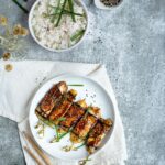 Vous connaissez forcément les brochettes japonaises appelées yakitoris ! Et notamment la version bien française : la brochette bœuf-fromage ! Et bien, voici la version végétarienne avec une fine tranche d'aubergine grillée à la sauce yakitori !