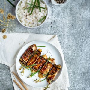 Vous connaissez forcément les brochettes japonaises appelées yakitoris ! Et notamment la version bien française : la brochette bœuf-fromage ! Et bien, voici la version végétarienne avec une fine tranche d'aubergine grillée à la sauce yakitori !