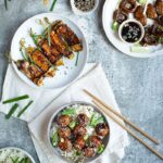 Vous connaissez forcément les brochettes japonaises appelées yakitoris ! Et notamment la version bien française : la brochette bœuf-fromage ! Et bien, voici la version végétarienne avec une fine tranche d'aubergine grillée à la sauce yakitori !