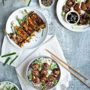 Vous connaissez forcément les brochettes japonaises appelées yakitoris ! Et notamment la version bien française : la brochette bœuf-fromage ! Et bien, voici la version végétarienne avec une fine tranche d'aubergine grillée à la sauce yakitori !