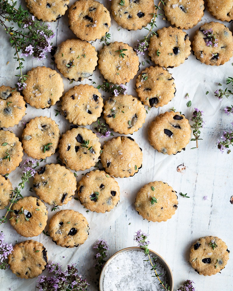 Faciles et rapides à réaliser, ces petits sablés aux saveurs méditerranéennes sont parfaits en apéritif ou en accompagnement de vos dips.