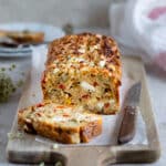 Alors ce cake poivron, olives et fêta… je ne vous dis même pas depuis quand j’ai envie de vous le partager ! C’est une recette super simple et basique. Mais l'association des 3 garnitures est juste parfaite !