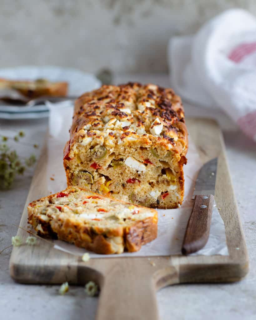 Alors ce cake poivron, olives et fêta… je ne vous dis même pas depuis quand j’ai envie de vous le partager ! C’est une recette super simple et basique. Mais l'association des 3 garnitures est juste parfaite !
