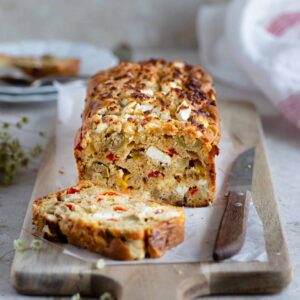 Alors ce cake poivron, olives et fêta… je ne vous dis même pas depuis quand j’ai envie de vous le partager ! C’est une recette super simple et basique. Mais l'association des 3 garnitures est juste parfaite !