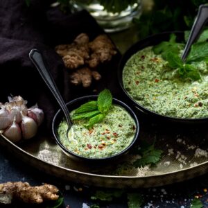 Un petit chutney de menthe, ça vous tente ? Cette sauce typique de la cuisine indienne est facile à réaliser, et ne demande pas d'ingrédients trop hors du commun ! Elle sera parfaite pour accompagner vos salades, beignets, crudités, riz etc !