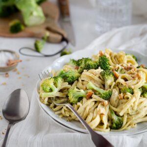 Quand vous cuisinez du brocoli, vous jetez le tronc ? Voici une recette qui utilise tout le brocoli, zéro déchet, pas de gaspi ! Je vous présente les linguines à la crème de brocoli ! Cette recette est végétarienne