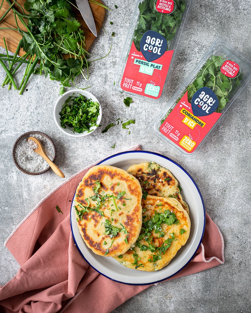 Je vous préviens, grosse découverte et gros kiff avec ces Pains plats fourrés au Fromage et Herbes Fraîches ! Ils sont super moelleux, gourmands et parfumés !