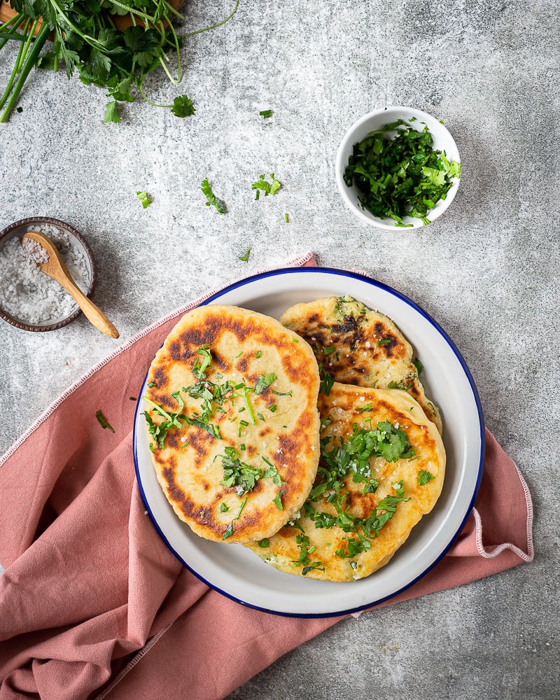 Je vous préviens, grosse découverte et gros kiff avec ces Pains plats fourrés au Fromage et Herbes Fraîches ! Ils sont super moelleux, gourmands et parfumés !