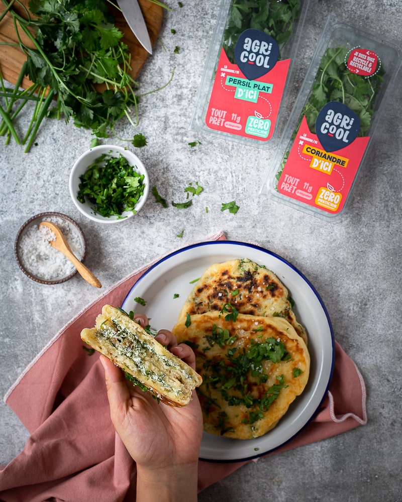 Je vous préviens, grosse découverte et gros kiff avec ces Pains plats fourrés au Fromage et Herbes Fraîches ! Ils sont super moelleux, gourmands et parfumés !