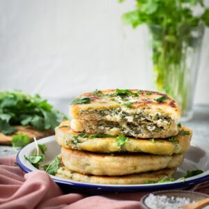 Je vous préviens, grosse découverte et gros kiff avec ces Pains plats fourrés au Fromage et Herbes Fraîches ! Ils sont super moelleux, gourmands et parfumés !