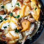 Il est temps de vous dévoiler ma recette de tartiflette végétarienne aux champignons ! Oui, on est un peu tôt dans la saison. Mais en vrai, est-ce que c’est important ? Avec cette recette, j’avais vraiment envie de recréer le goût de la tartiflette, mais sans viande. Du coup, je me suis tournée vers l’un de mes ingrédients préférés : j’ai nommé les champignons.