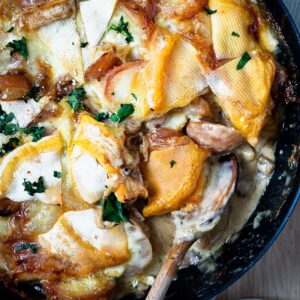 Il est temps de vous dévoiler ma recette de tartiflette végétarienne aux champignons ! Oui, on est un peu tôt dans la saison. Mais en vrai, est-ce que c’est important ? Avec cette recette, j’avais vraiment envie de recréer le goût de la tartiflette, mais sans viande. Du coup, je me suis tournée vers l’un de mes ingrédients préférés : j’ai nommé les champignons.