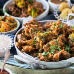 Beignets Courge Épinards à l’Indienne Pour continuer sur la semaine du goût, aujourd’hui, on vous propose cette recette de Beignets Courge Épinards à l’Indienne ! Ces beignets sont une explosion de saveurs ! Et c’était juste la recette parfaite pour honorer les épices d’Albert Menès. Vous connaissez ? Perso, c’est une marque que je suis depuis super longtemps. Bien avant de commencer à créer des recettes. Et bien avant de commencer à travailler avec eux. A chaque visite en grande surface, c’est un stop obligatoire ! Je dois m’assurer d’avoir les épices qui me plaisent et vérifier s’il y a des petites nouveautés sympas ! Bon, comme il y a plus de 300 références… j’ai le temps de bien m’amuser avant de faire le tour haha ! Ce que j’aime avec ces épices ? Déjà, faut bien l’avouer, je trouve les pots particulièrement élégants. Et le fait qu’ils soient complètement transparents me laisse en fascination devant la couleur des épices. Couleur complètement naturelle en plus ! Mais, je trouve surtout que les épices ont vraiment du goût. De la qualité quoi ! Puis, au moins, je sais que le pot est rempli jusqu’en haut. Si vous voyez ce que je veux dire ! Wink wink. D’ailleurs, jusqu’ici, je n’ai trouvé qu’eux qui fasse du paprika fumé incroyable !! Bref, cette année, Albert Menès (Albert pour les intimes) fête ses 100 ans ! C’est pas rien 100 ans quand même ! Voilà un centenaire que cette belle marque française rapatrie des épices du monde entier pour notre plus grand bonheur. D’ailleurs l’atelier est basé dans l’Oise, pas loin de chez Danielita. Peut-être qu’un jour on ira le visiter ! Hein, Albie ? Du coup, pour fêter cet anniversaire, Albie nous a envoyé une box découverte de l’Asie. Et cette belle box, pleine d’épices et d’épicerie fine, nous a inspiré ces beignets ! Et la sauce aux yaourts et aux épices qui l’accompagne :) (Vous connaissez ma passion pour les sauces au yaourt!) Je vous mets la recette juste en dessous. Et pour les gourmands, passez sur insta :) Vous pourrez tenter de remporter un box Asie sous le post ! Pour 20-25 beignets Temps de préparation : 15min Temps de cuisson : 15min Ingrédients pour la pâte à beignet 170 g de farine de pois chiche 1 càc de sel ½ càc de bicarbonate de soude 3 càc de graines de sésame 1 càc de curcuma 1 càc de cumin 1 càc de purée de piment (plus ou moins au goût) ½ càc de gingembre en poudre ½ càc de coriandre en poudre 1 càs de jus de citron 180 ml d’eau Légumes 1 oignon jaune (env 100g) émincé 150 de potimarron cru râpé 100g d’épinards émincés 1 poignée de coriandre fraîche hachée Pour la sauce 150 g de yaourt grec ou yaourt végétal 1 càs de jus de citron 1 pincée de poire noir de kampoot 1 càc de graines de sésame 3 càc de confit d’ail (ou 1 gousse d’ail pressée) ½ càc de purée de piment (plus ou moins au goût) Préparation des beignets Commencez par préparer la pâte à beignets : dans un grand saladier, mélangez la farine, le sel, les épices. Ajoutez le jus de citron, puis l’eau petit à petit, tout en mélangeant. Vous devez obtenir une pâte assez épaisse. Ajoutez les légumes émincés à la pâte et mélangez bien. Pour la sauce Mélangez tous les ingrédients et réservez au frais. Pour la cuisson Versez environ 1cm d’huile dans votre wok. Faites chauffer l’huile à feu moyen-fort. Quand elle est bien chaude, mettez environ 1 petite càs de mélange dans l’huile, retournez le beignet quand il est doré. Il faut compter environ 30sec de chaque côté. Faites en sorte que les beignets ne se touchent pas trop pendant la cuisson, sinon ils risquent de se coller. Une fois cuits, mettez le sur du papier absorbant. Servez rapidement avec la sauce au yaourt ! Vous pouvez les accompagner des condiments traditionnels ou autre : chutney de mangue, confit d’ail, purée de piment etc...