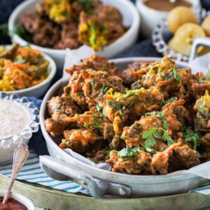Beignets Courge Épinards à l’Indienne Pour continuer sur la semaine du goût, aujourd’hui, on vous propose cette recette de Beignets Courge Épinards à l’Indienne ! Ces beignets sont une explosion de saveurs ! Et c’était juste la recette parfaite pour honorer les épices d’Albert Menès. Vous connaissez ? Perso, c’est une marque que je suis depuis super longtemps. Bien avant de commencer à créer des recettes. Et bien avant de commencer à travailler avec eux. A chaque visite en grande surface, c’est un stop obligatoire ! Je dois m’assurer d’avoir les épices qui me plaisent et vérifier s’il y a des petites nouveautés sympas ! Bon, comme il y a plus de 300 références… j’ai le temps de bien m’amuser avant de faire le tour haha ! Ce que j’aime avec ces épices ? Déjà, faut bien l’avouer, je trouve les pots particulièrement élégants. Et le fait qu’ils soient complètement transparents me laisse en fascination devant la couleur des épices. Couleur complètement naturelle en plus ! Mais, je trouve surtout que les épices ont vraiment du goût. De la qualité quoi ! Puis, au moins, je sais que le pot est rempli jusqu’en haut. Si vous voyez ce que je veux dire ! Wink wink. D’ailleurs, jusqu’ici, je n’ai trouvé qu’eux qui fasse du paprika fumé incroyable !! Bref, cette année, Albert Menès (Albert pour les intimes) fête ses 100 ans ! C’est pas rien 100 ans quand même ! Voilà un centenaire que cette belle marque française rapatrie des épices du monde entier pour notre plus grand bonheur. D’ailleurs l’atelier est basé dans l’Oise, pas loin de chez Danielita. Peut-être qu’un jour on ira le visiter ! Hein, Albie ? Du coup, pour fêter cet anniversaire, Albie nous a envoyé une box découverte de l’Asie. Et cette belle box, pleine d’épices et d’épicerie fine, nous a inspiré ces beignets ! Et la sauce aux yaourts et aux épices qui l’accompagne :) (Vous connaissez ma passion pour les sauces au yaourt!) Je vous mets la recette juste en dessous. Et pour les gourmands, passez sur insta :) Vous pourrez tenter de remporter un box Asie sous le post ! Pour 20-25 beignets Temps de préparation : 15min Temps de cuisson : 15min Ingrédients pour la pâte à beignet 170 g de farine de pois chiche 1 càc de sel ½ càc de bicarbonate de soude 3 càc de graines de sésame 1 càc de curcuma 1 càc de cumin 1 càc de purée de piment (plus ou moins au goût) ½ càc de gingembre en poudre ½ càc de coriandre en poudre 1 càs de jus de citron 180 ml d’eau Légumes 1 oignon jaune (env 100g) émincé 150 de potimarron cru râpé 100g d’épinards émincés 1 poignée de coriandre fraîche hachée Pour la sauce 150 g de yaourt grec ou yaourt végétal 1 càs de jus de citron 1 pincée de poire noir de kampoot 1 càc de graines de sésame 3 càc de confit d’ail (ou 1 gousse d’ail pressée) ½ càc de purée de piment (plus ou moins au goût) Préparation des beignets Commencez par préparer la pâte à beignets : dans un grand saladier, mélangez la farine, le sel, les épices. Ajoutez le jus de citron, puis l’eau petit à petit, tout en mélangeant. Vous devez obtenir une pâte assez épaisse. Ajoutez les légumes émincés à la pâte et mélangez bien. Pour la sauce Mélangez tous les ingrédients et réservez au frais. Pour la cuisson Versez environ 1cm d’huile dans votre wok. Faites chauffer l’huile à feu moyen-fort. Quand elle est bien chaude, mettez environ 1 petite càs de mélange dans l’huile, retournez le beignet quand il est doré. Il faut compter environ 30sec de chaque côté. Faites en sorte que les beignets ne se touchent pas trop pendant la cuisson, sinon ils risquent de se coller. Une fois cuits, mettez le sur du papier absorbant. Servez rapidement avec la sauce au yaourt ! Vous pouvez les accompagner des condiments traditionnels ou autre : chutney de mangue, confit d’ail, purée de piment etc...