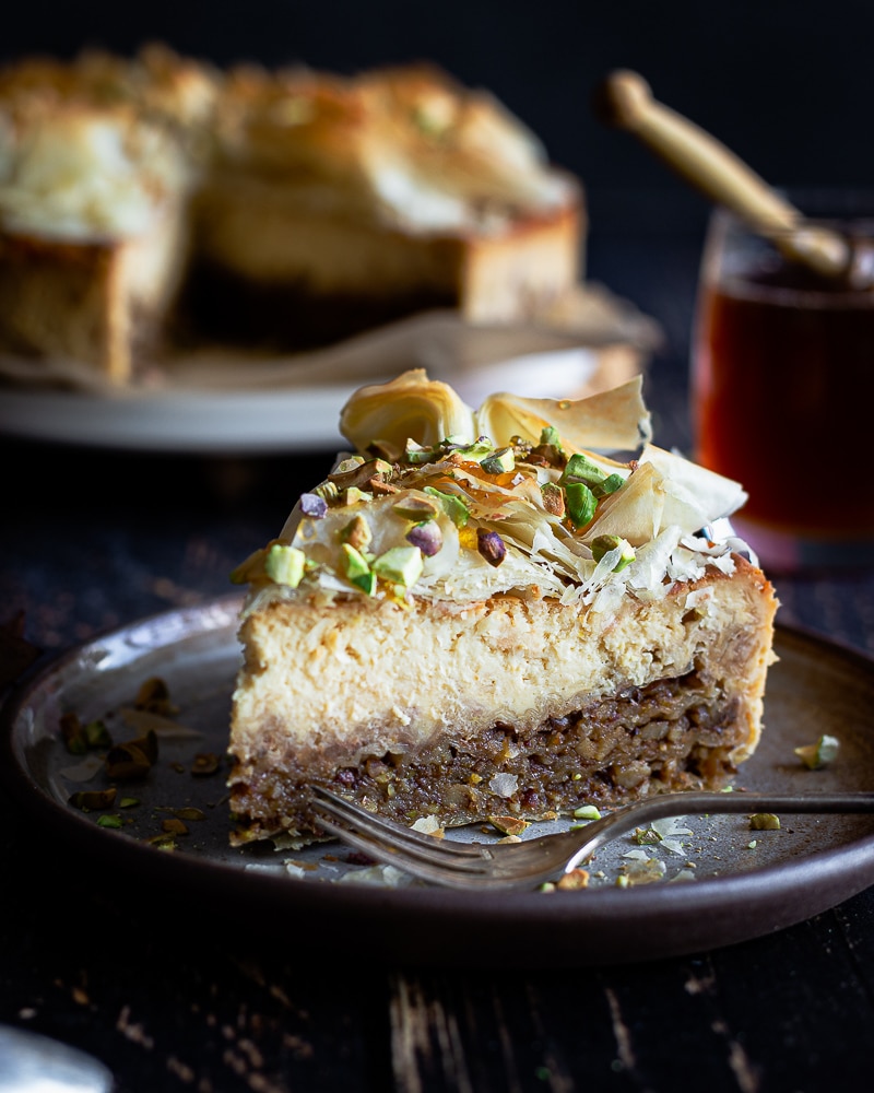 Un cheesecake ultra sexy délicatement parfumé au miel de châtaignier... Dégustez trois textures en une seule bouchée : un baklava en guise de biscuit, un appareil fondant au miel et un croustillant composé de feuilles de briques et de pistaches.