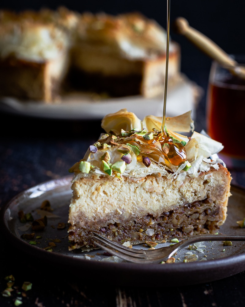 Un cheesecake ultra sexy délicatement parfumé au miel de châtaignier... Dégustez trois textures en une seule bouchée : un baklava en guise de biscuit, un appareil fondant au miel et un croustillant composé de feuilles de briques et de pistaches.