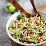 Bon, me revoilà avec mes idées anti-gapsi ! Cette fois-ci c’est un Coleslaw de Tronc de Brocolis :) Et j’en suis bien fière, parce que c’est bien bon !