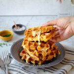 Vous êtes prêts pour cette recette de Gaufres Salées Butternut et Raclette ? Je trouve que les gaufres sont une bonne façon de “faire manger” des légumes !