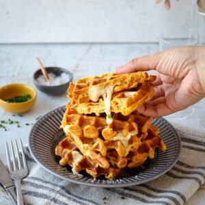 Vous êtes prêts pour cette recette de Gaufres Salées Butternut et Raclette ? Je trouve que les gaufres sont une bonne façon de “faire manger” des légumes !