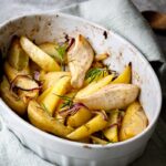 Voici une recette surprenante de Poires au four comme des Pommes de Terre :) Elles sont étonnement bonnes et se marient parfaitement avec les herbes aromatiques.