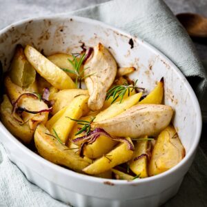 Voici une recette surprenante de Poires au four comme des Pommes de Terre :) Elles sont étonnement bonnes et se marient parfaitement avec les herbes aromatiques.