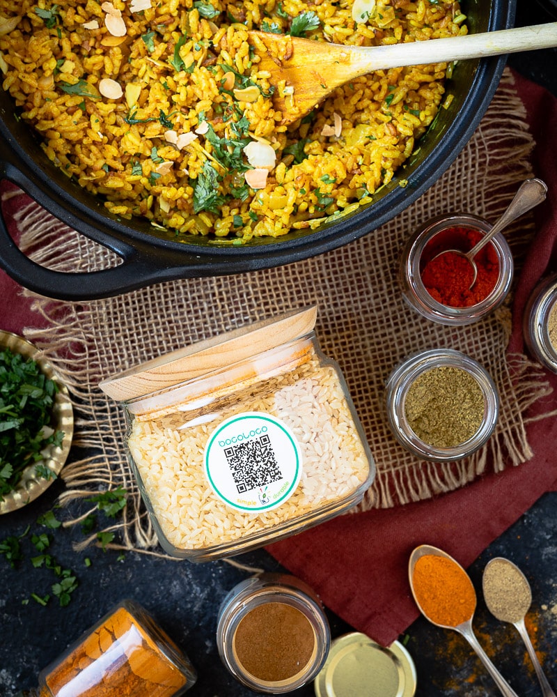 Ce riz coco aux épices a tout ce qu'il faut pour vous emmener loin ! Sur une base de riz long blanc, on ajoute de belles épices parfumées et de la crème de coco, avec une cuisson lente ! Miam ! Un délice !