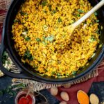 Ce riz coco aux épices a tout ce qu'il faut pour vous emmener loin ! Sur une base de riz long blanc, on ajoute de belles épices parfumées et de la crème de coco, avec une cuisson lente ! Miam ! Un délice !