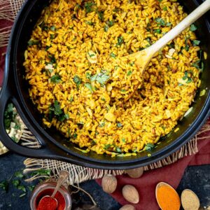Ce riz coco aux épices a tout ce qu'il faut pour vous emmener loin ! Sur une base de riz long blanc, on ajoute de belles épices parfumées et de la crème de coco, avec une cuisson lente ! Miam ! Un délice !