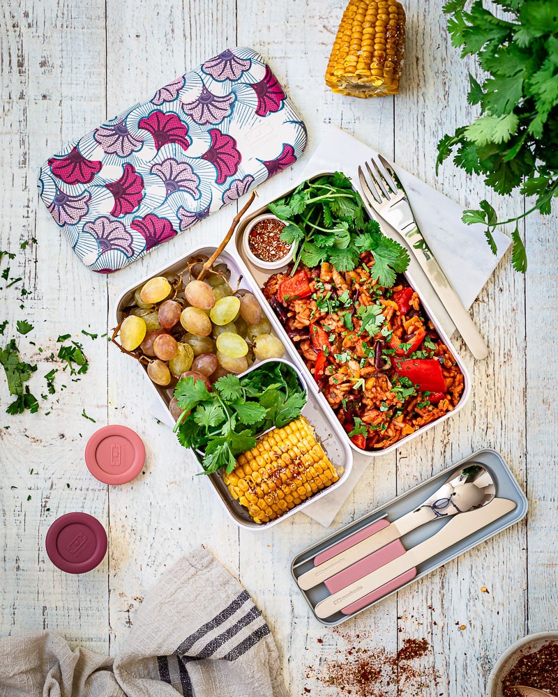 Voilà une petite recette que j’avais hâte de vous partager : le Riz rouge aux épices Cajun ! On y retrouve des des petits légumes, des légumineuses, des épices à foison et une cuisson “one pot” qui assure un max de goût !