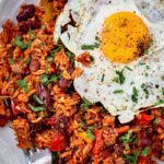 Voilà une petite recette que j’avais hâte de vous partager : le Riz rouge aux épices Cajun ! On y retrouve des des petits légumes, des légumineuses, des épices à foison et une cuisson “one pot” qui assure un max de goût !