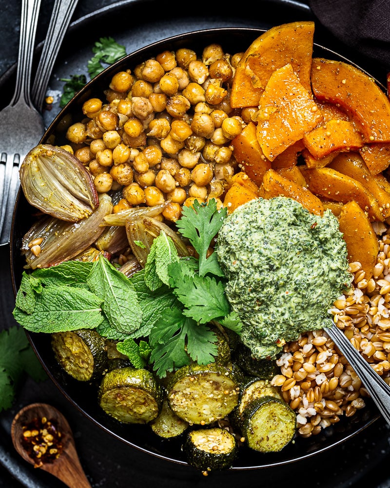 Hello ! Au menu du jour : Buddha Bowl de Légumes rôtis ! Avec le retour de l’automne, je trouve qu’on a de plus en plus envie de manger épicé. Vous ne trouvez pas ? Cette recette est végétarienne :)