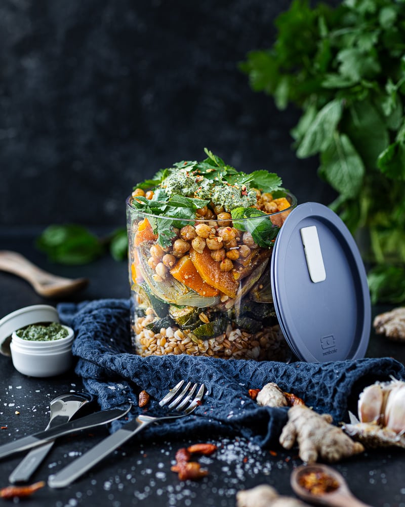Hello ! Au menu du jour : Buddha Bowl de Légumes rôtis ! Avec le retour de l’automne, je trouve qu’on a de plus en plus envie de manger épicé. Vous ne trouvez pas ? Cette recette est végétarienne :)