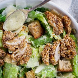 Voici une de mes recettes préférées de salade : la Salade César Végé et Champignons Shiitakés Panés ! J'adore la césar et je suis si contente d'avoir trouvé comment recréer parfaitement le goût de cette sauce mythique sans anchois !