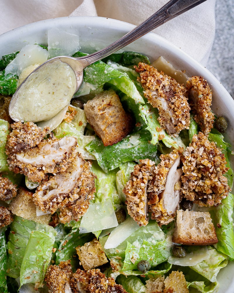 Voici une de mes recettes préférées de salade : la Salade César Végé et Champignons Shiitakés Panés ! J'adore la césar et je suis si contente d'avoir trouvé comment recréer parfaitement le goût de cette sauce mythique sans anchois !