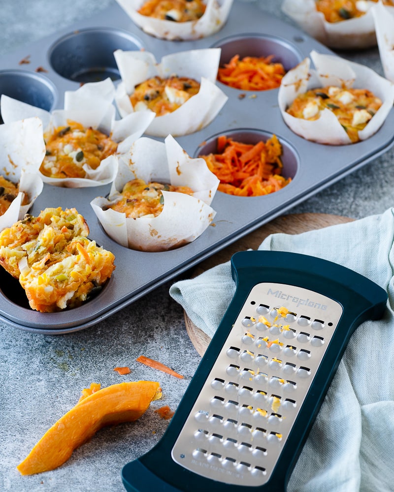 Des muffins aux légumes d’automne râpés mais pas que ! Avec du cheddar et de la fêta parce que plus il y a de fromage, meilleurs seront les muffins (enfin ça c’est moi qui le dit).