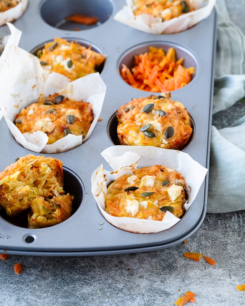 Des muffins aux légumes d’automne râpés mais pas que ! Avec du cheddar et de la fêta parce que plus il y a de fromage, meilleurs seront les muffins (enfin ça c’est moi qui le dit).