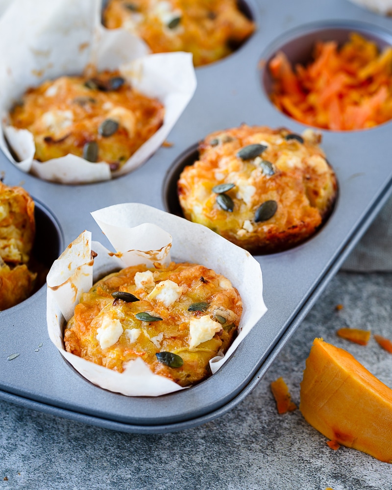 Des muffins aux légumes d’automne râpés mais pas que ! Avec du cheddar et de la fêta parce que plus il y a de fromage, meilleurs seront les muffins (enfin ça c’est moi qui le dit).