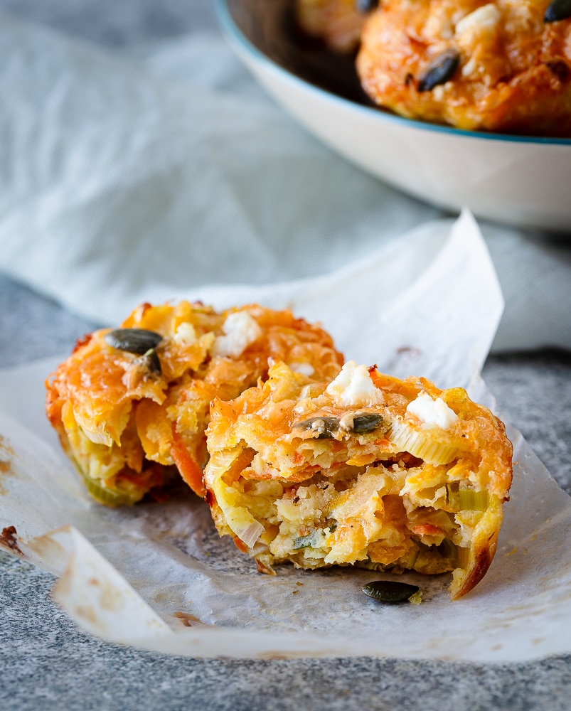 Des muffins aux légumes d’automne râpés mais pas que ! Avec du cheddar et de la fêta parce que plus il y a de fromage, meilleurs seront les muffins (enfin ça c’est moi qui le dit).