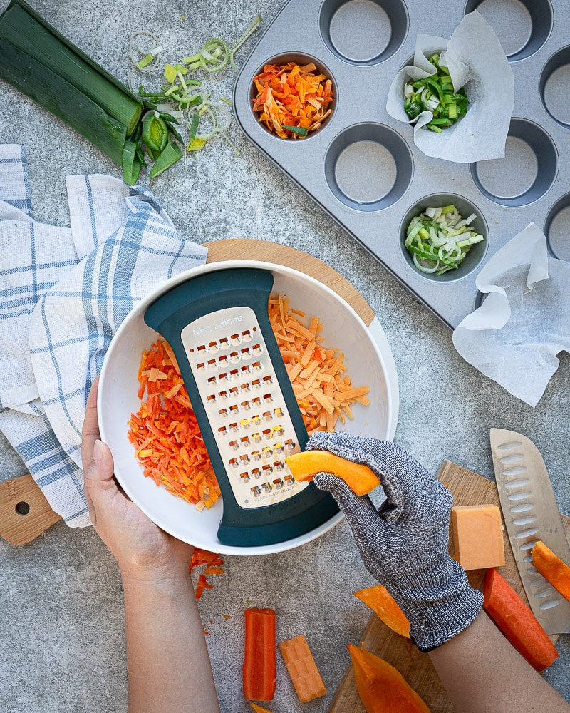 Des muffins aux légumes d’automne râpés mais pas que ! Avec du cheddar et de la fêta parce que plus il y a de fromage, meilleurs seront les muffins (enfin ça c’est moi qui le dit).