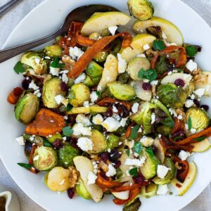 Voici ma nouvelle (et seule) recette préférée avec des Choux de Bruxelles. J'ai nommé : Salade d’Automne aux Choux de Bruxelles et Bacon de Carotte