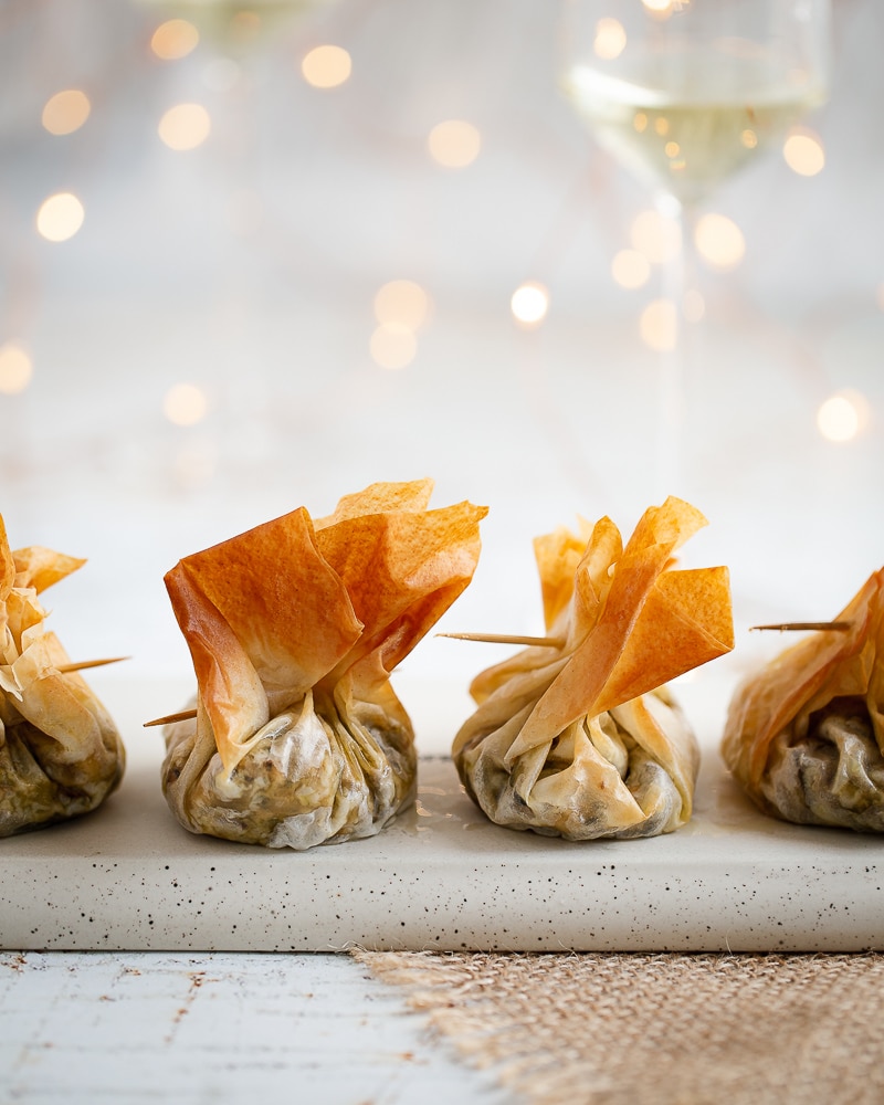 Voici une nouvelle recette pour votre menu de Noël : les aumônières vegan de la mer. Un joli plat à servir en entrée, ou même en plat principal !