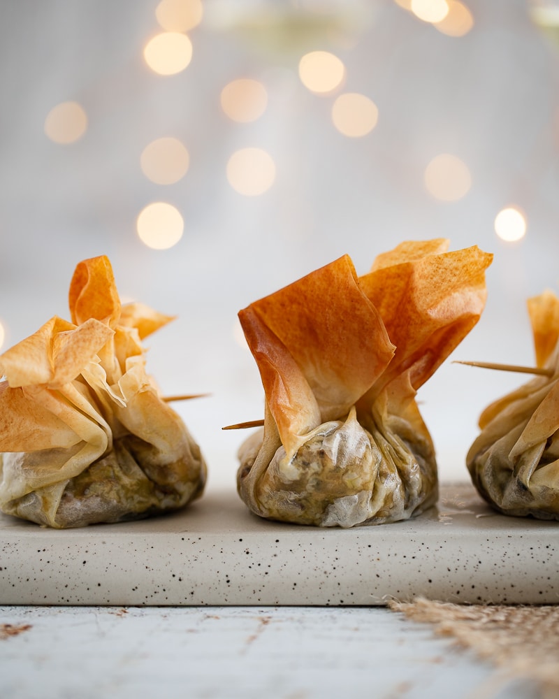 Voici une nouvelle recette pour votre menu de Noël : les aumônières vegan de la mer. Un joli plat à servir en entrée, ou même en plat principal !