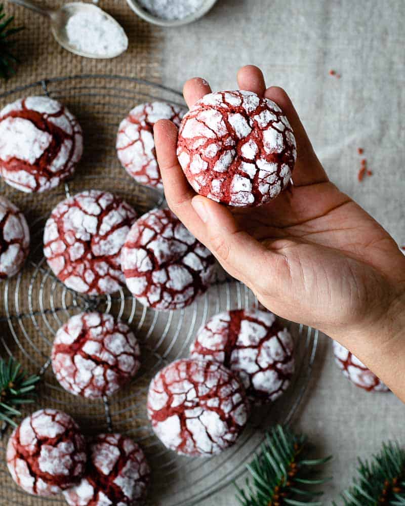 De jolis biscuits croquants et moelleux, avec un soupçon de vanille et de cacao, et colorés d'un beau rouge : des crinkles red velvet