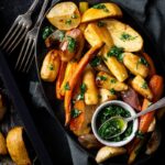 Voici un des mes façons favorites de préparer des légumes ! Au four avec une petite sauce fraiche pour les accompagner !