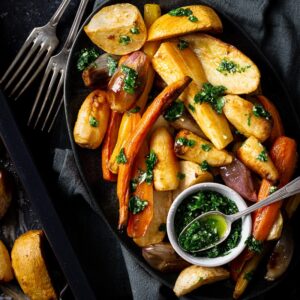 Voici un des mes façons favorites de préparer des légumes ! Au four avec une petite sauce fraiche pour les accompagner !