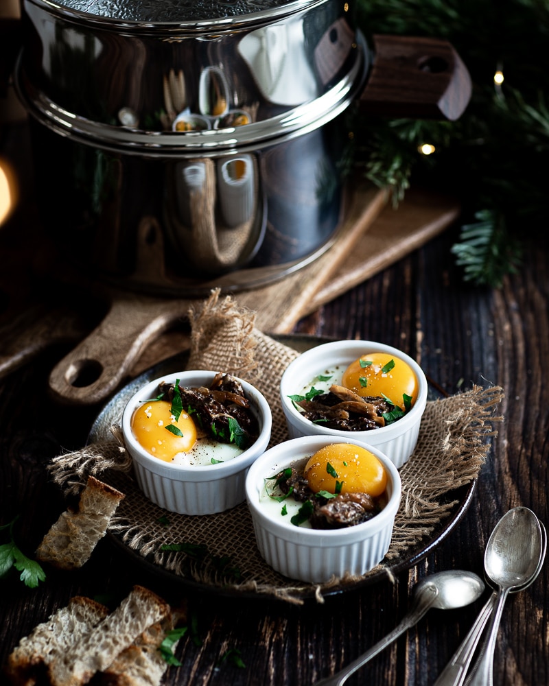 Voici une recette d'œufs cocotte aux morilles ! J'ai utilisé une cuisson à la vapeur pour cette belle entrée végétarienne de Fêtes !