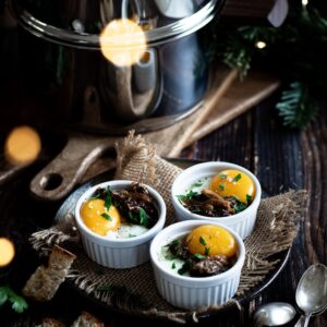Voici une recette d'œufs cocotte aux morilles ! J'ai utilisé une cuisson à la vapeur pour cette belle entrée végétarienne de Fêtes !