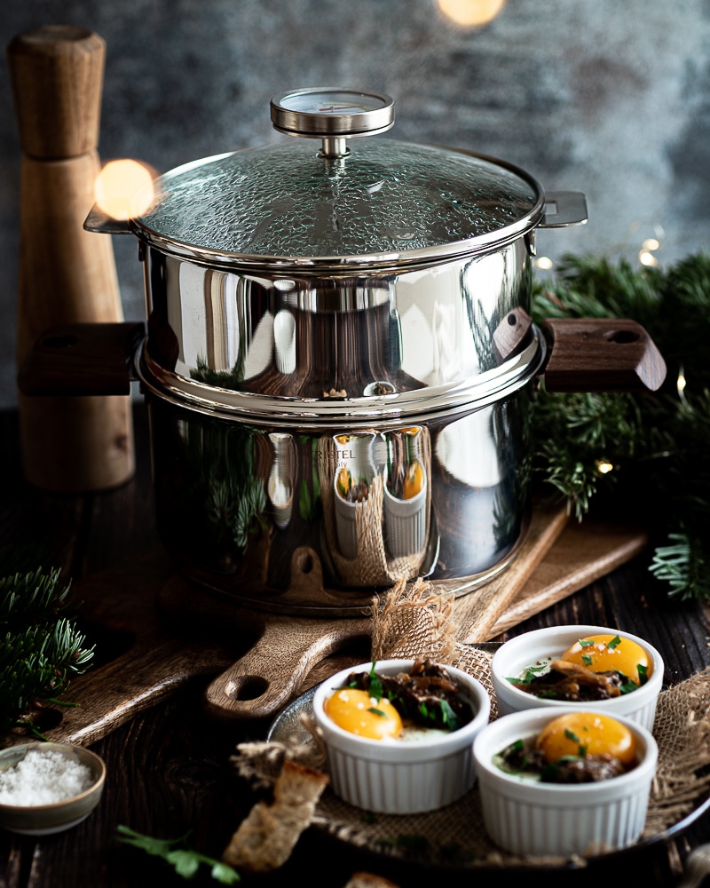 Voici une recette d'œufs cocotte aux morilles ! J'ai utilisé une cuisson à la vapeur pour cette belle entrée végétarienne de Fêtes !