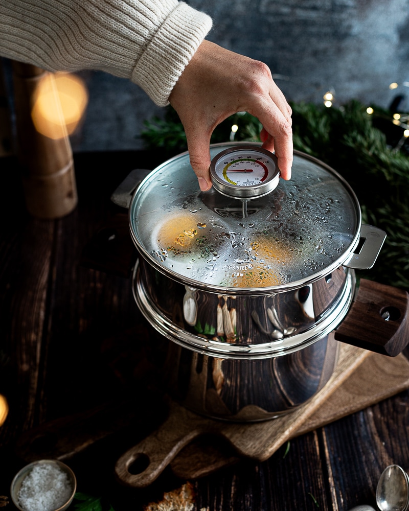 Voici une recette d'œufs cocotte aux morilles ! J'ai utilisé une cuisson à la vapeur pour cette belle entrée végétarienne de Fêtes !