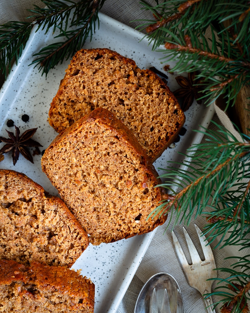 Un pain d'épice healthy et super facile à faire ! Avec son IG bas et sans matière grasse ajoutée, ce pain d'épice délicieusement parfumé se déguste les yeux fermés. Au petit déjeuner, toasté avec un peu de beurre c'est une merveille. Il accompagne également le faux gras avec beaucoup de goût !